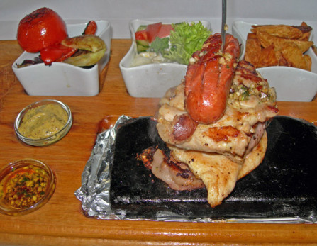 Sistergő grill"torony" húsimádóknak (grillezett bélszínsteak, borsos szűzpecsenye, csirkemell, csirkecomb, debreceni, salátákkal, sült zöldségekkel, füszeres sültburgonyával)