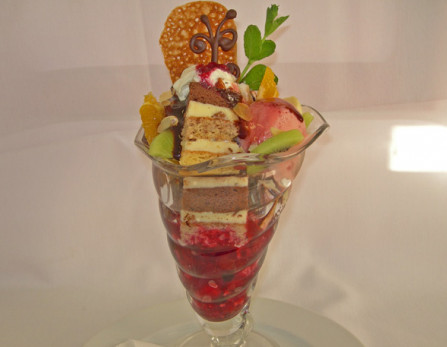 Kígyósi "édes álom" fagylaltkehely (gyümölcssaláta ágyon vanília, csoki, eperfagylalt, somlói galuska, tejszínhabkoronával, csokiöntettel)