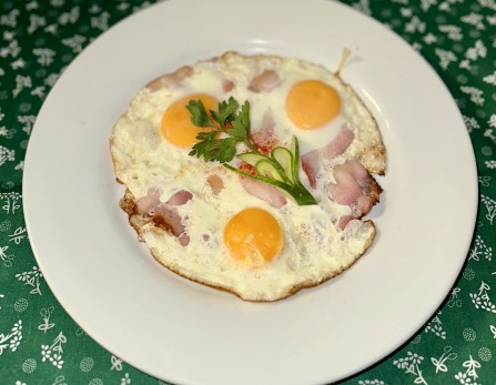 Bacon and eggs (3 db tojás)